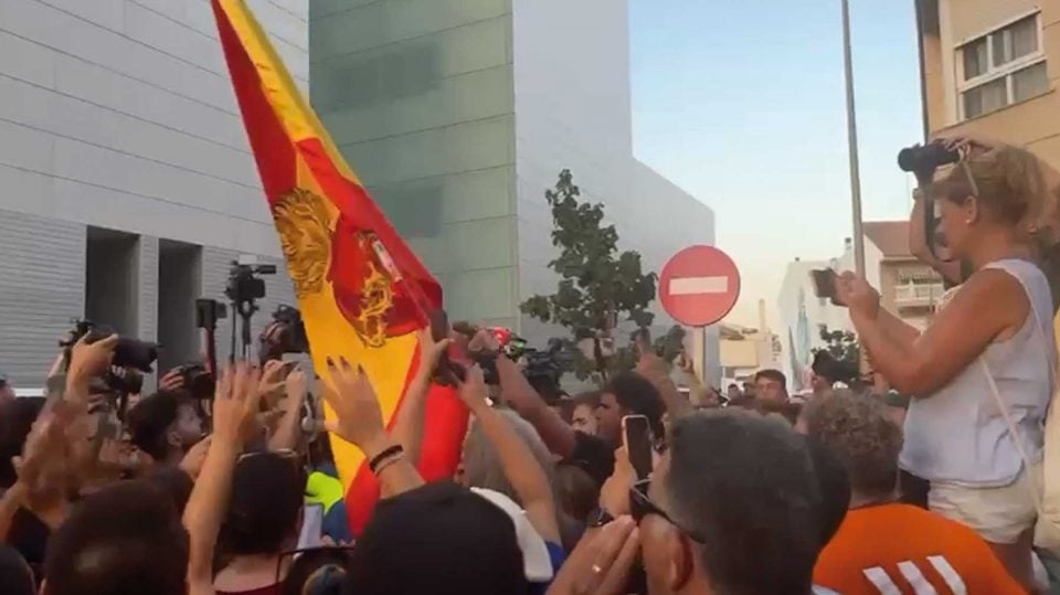 La concentración de Torre Pacheco se convierte en una protesta contra Pedro Sánchez y Marlaska