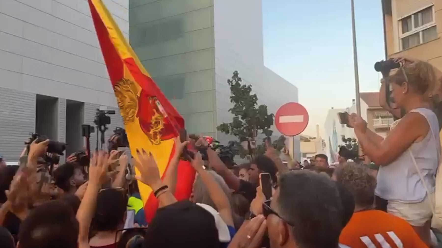 La concentración de Torre Pacheco se convierte en una protesta contra Pedro Sánchez y Marlaska