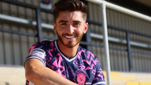 Josh Cavallo con la camiseta de su nuevo equipo