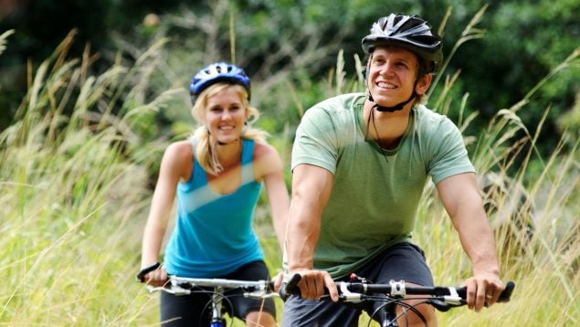 lidl, una pareja de ruta con la bicicleta