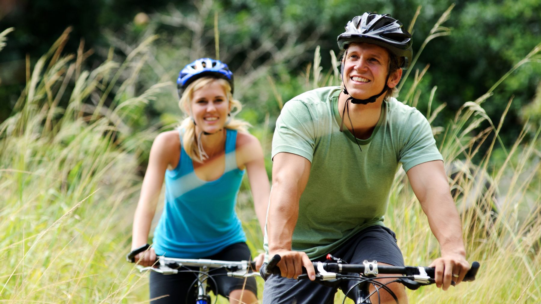 Una pareja de ruta con la bicicleta.