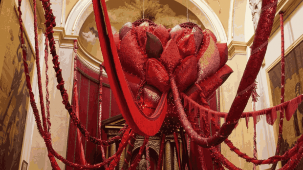 Corazón por Joana Vasconcelos en la capilla privada del Palacio de Liria