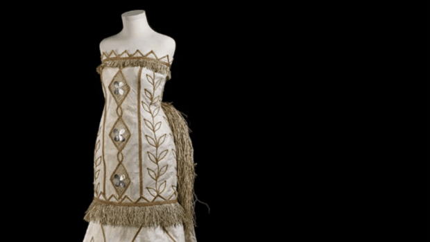 Paula Chan Cheuk. Vestido de boda de tela de corteza, 2014. Corteza de motera de papel, hoja de pantano, fibra de coco, concha de madreperla y harakeke (lino de Nueva Zelanda). (C) The Trustess os the British Museum