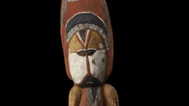 Figura de una casa de ceremonias, de Sarikim en Papúa Nueva Guinea. Década de 1970. Madera y ocre. (C) The Trustess os the British Museum