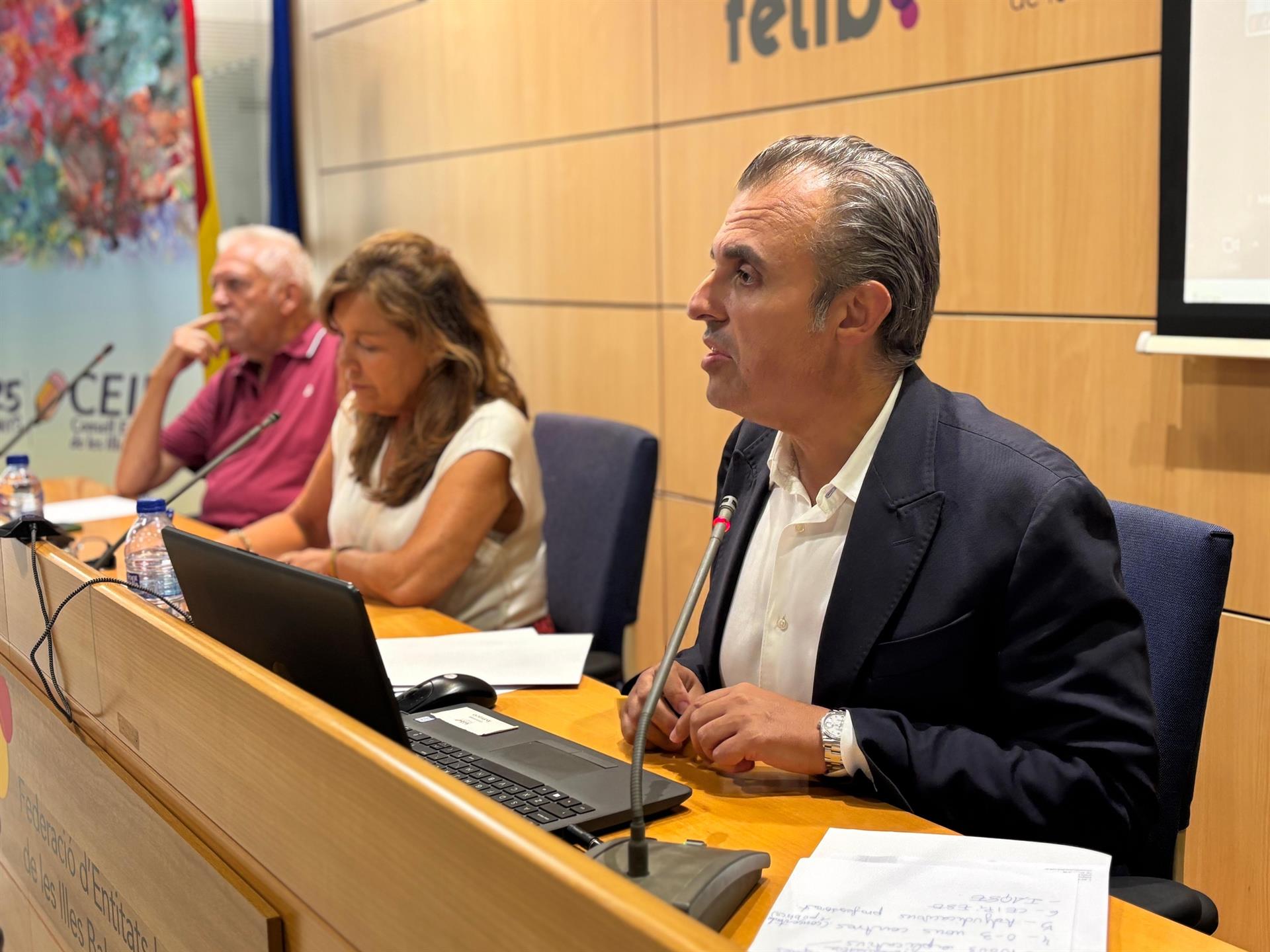 Antoni Vera, durante el pleno del Consejo Escolar de Baleares.