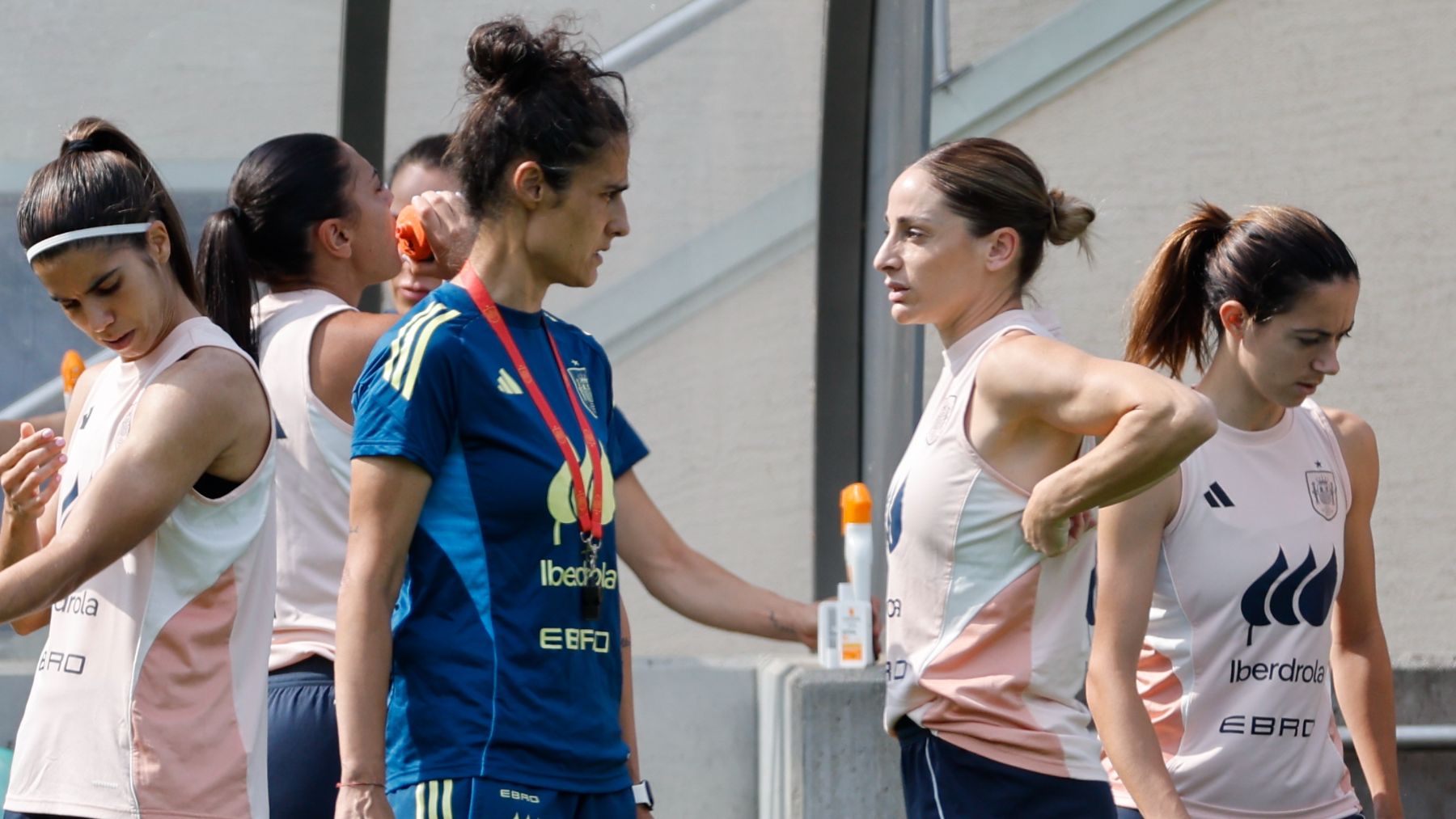 Montse Tomé habla con Esther González. (EFE)