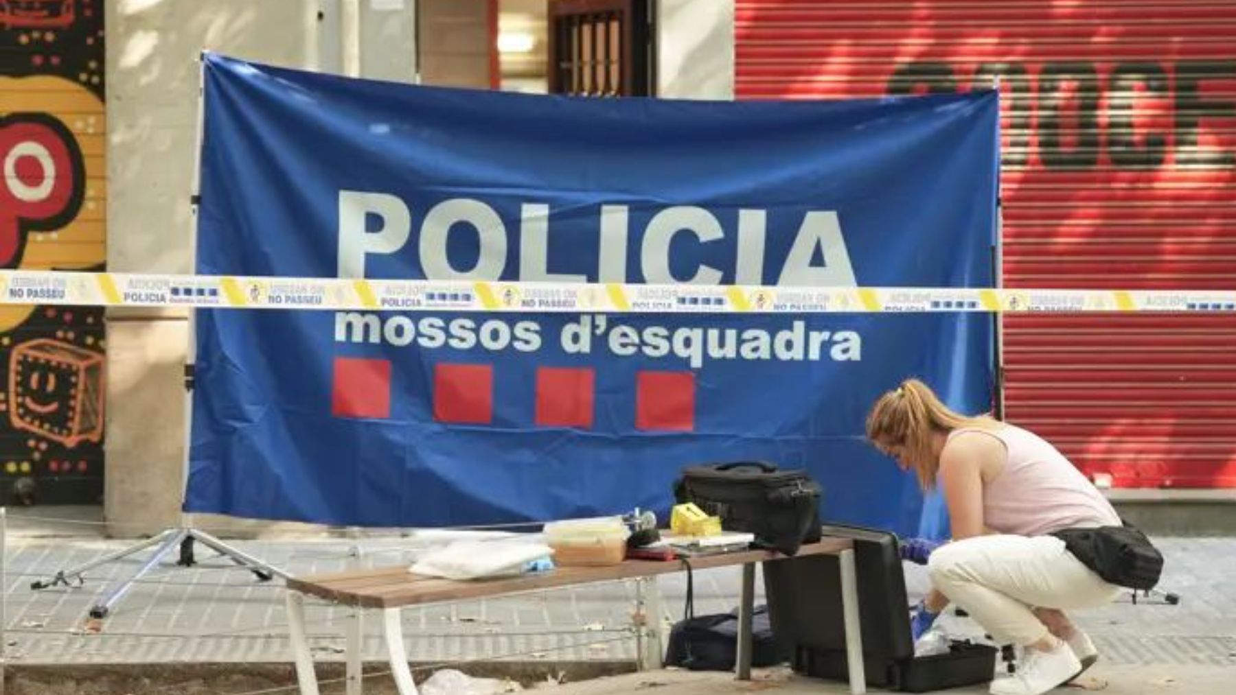 Los Mossos d’Esquadra en el escenario del crimen de Barcelona.