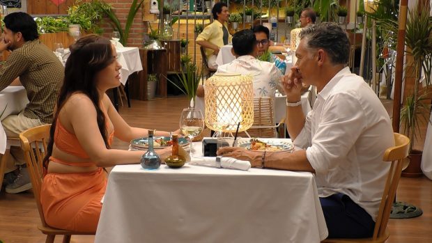 María y Acqua en First Dates. (Mediaset)