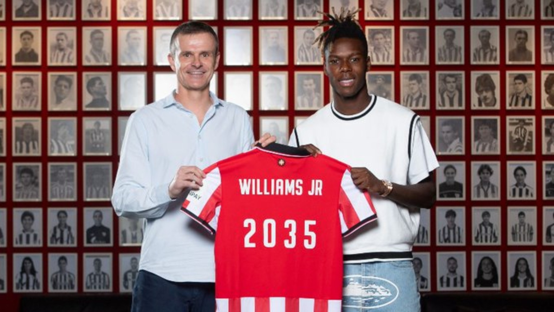 Nico Williams y Jon Uriarte posan tras la renovación del jugador hasta 2035. (Athletic Club)