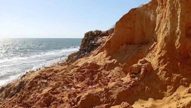Un joven queda sepultado por un alud en la playa de Matalascañas tras cavar un agujero en un acantilado