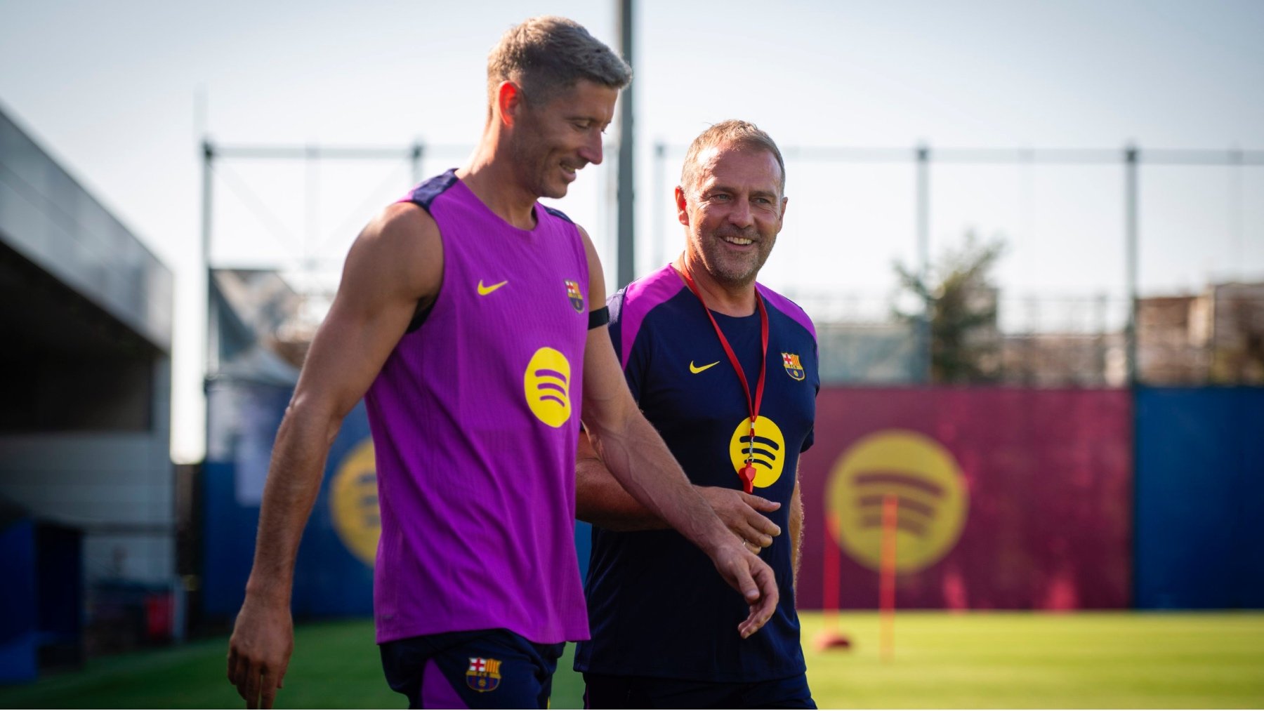 Hansi Flick y Robert Lewandowski, en la pretemporada. (EFE)
