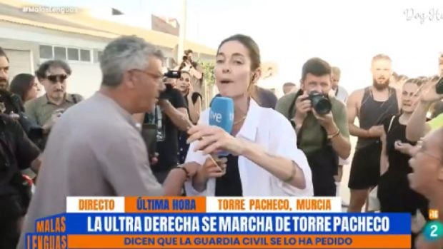 Esther Yáñez, reportera de 'Malas lenguas', en Torre Pacheco.