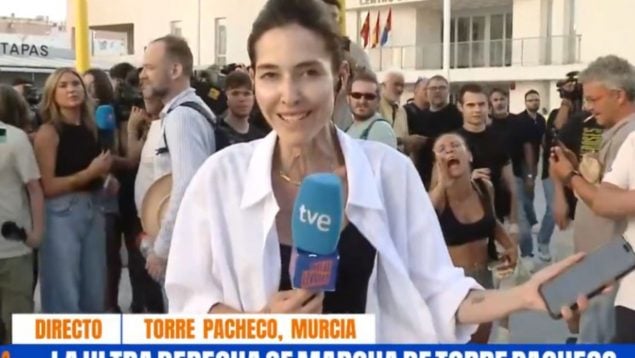 La reportera de 'Malas lenguas', Esther Yáñez, en Torre Pacheco.