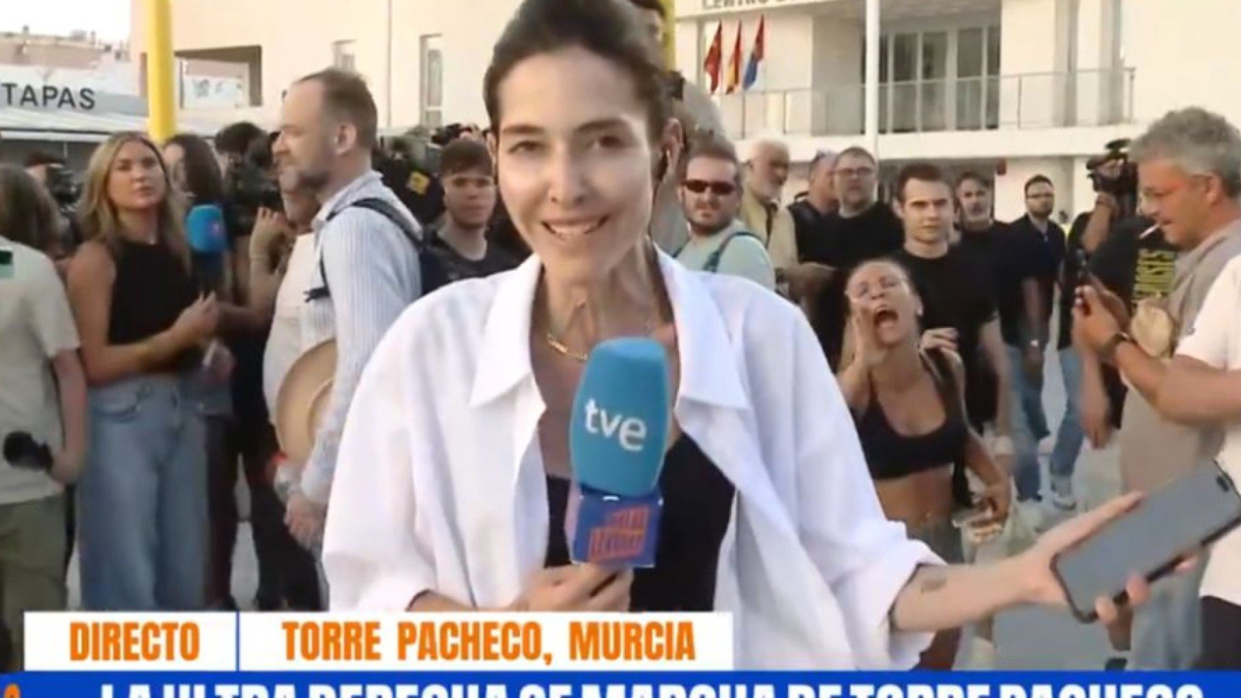 La reportera de ‘Malas lenguas’, Esther Yáñez, en Torre Pacheco.