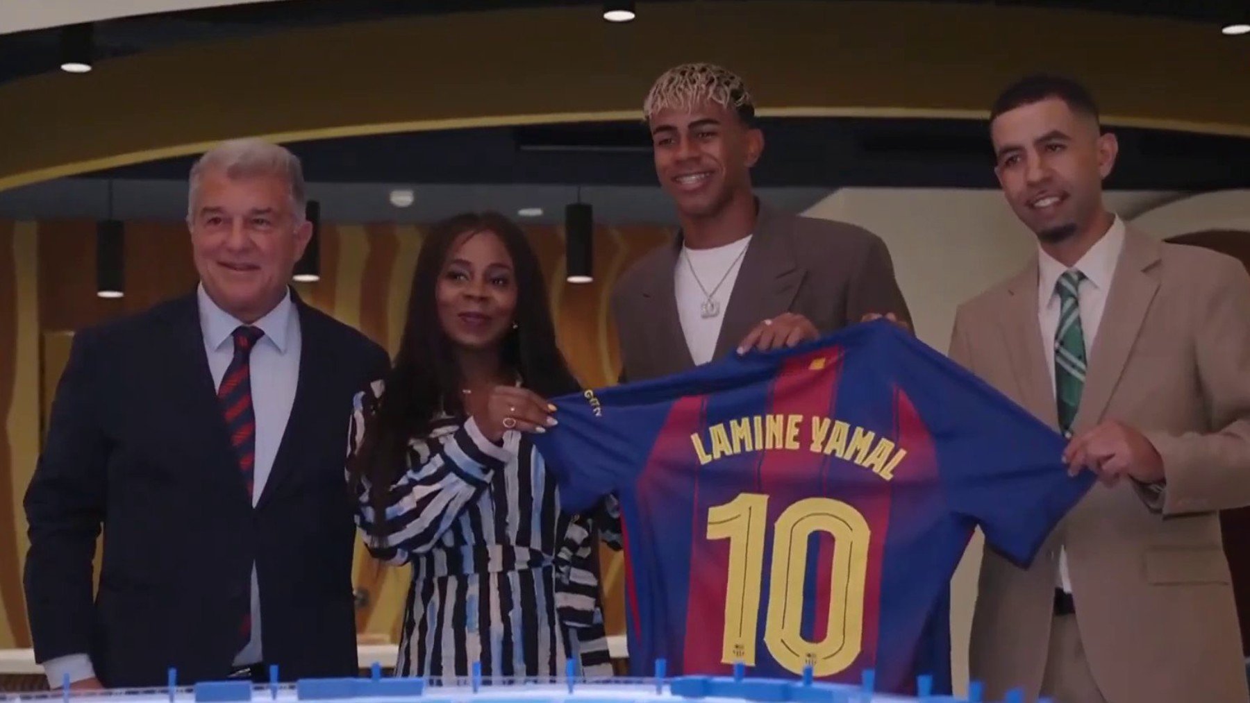 Lamine Yamal posa con el número 10 del Barça junto a sus padres y Joan Laporta.