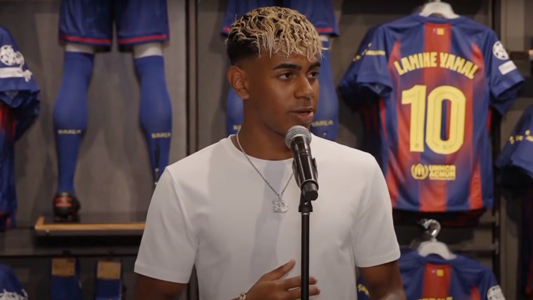 Lamine Yamal en rueda de prensa tras firmar su renovación con el Barça.