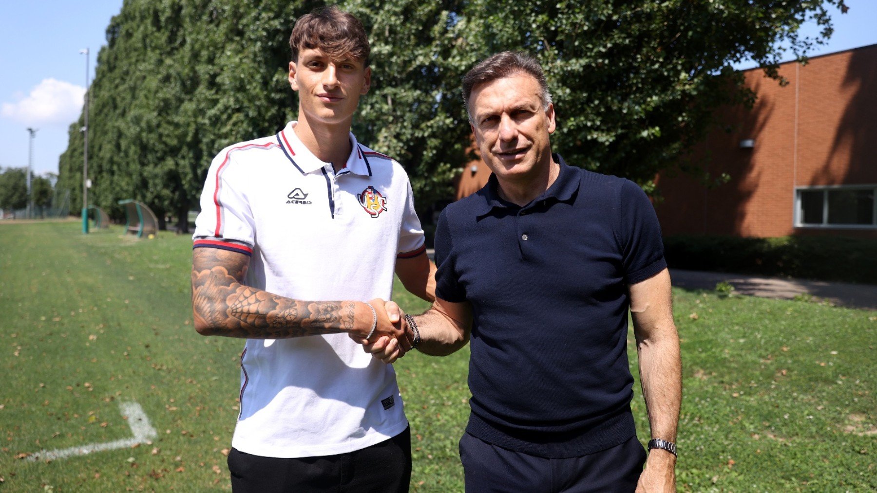 Romano Mussolini posando como nuevo fichaje del Cremonese. (USC)