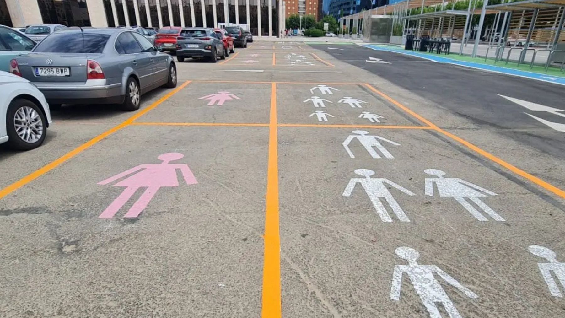Plazas de aparcamiento para mujeres en León.