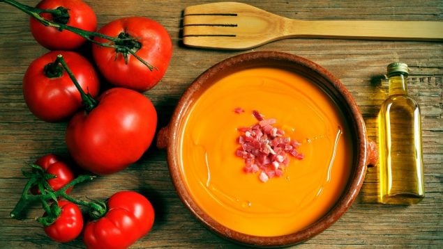Cómo hacer salmorejo cordobés: la receta tradicional y casera con batidora en 10 minutos