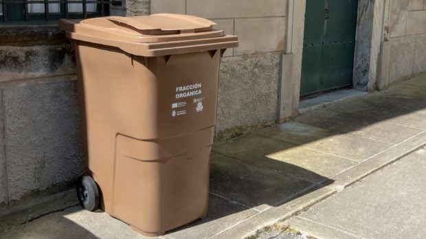 contenedor marrón, al que van los bioplásticos compostables