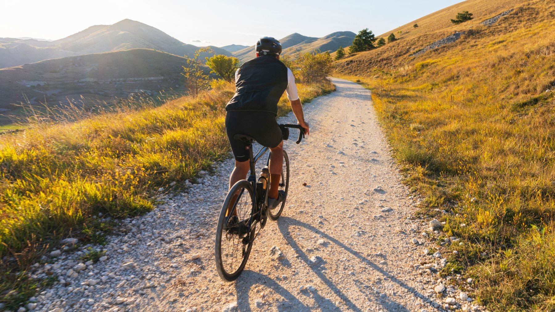 Un ciclista en una ruta.