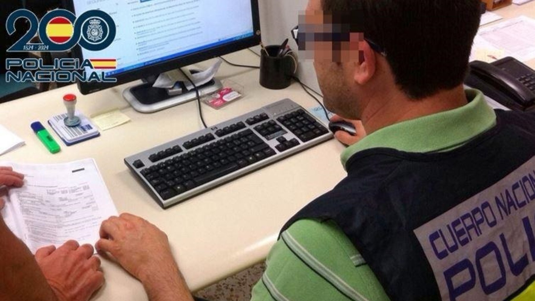 Un agente de la Policía Nacional durante la investigación contra el fraude en contratos laborales.