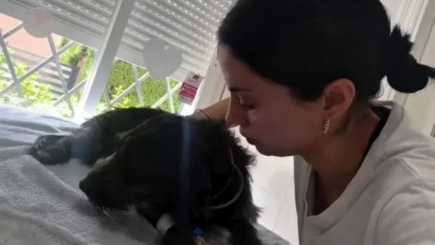 Inma Campano junto a su perra Luna (Instagram).