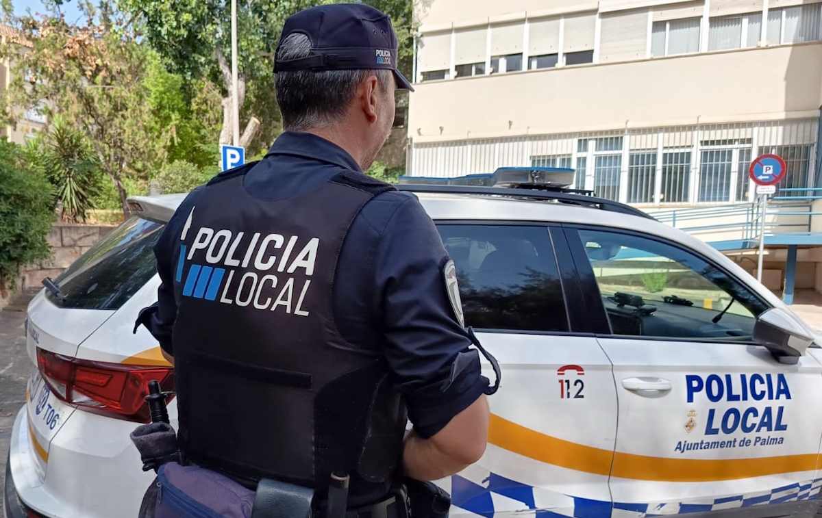 Un agente de la Policía Local de Palma en el cuartel de San Fernando.