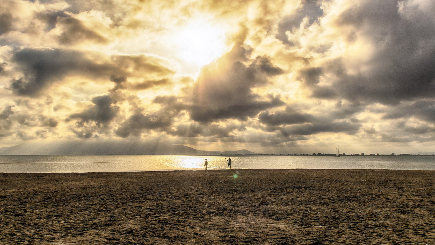 Atardecer en la playa de El Trabucador. Foto: Candi en Flickr.