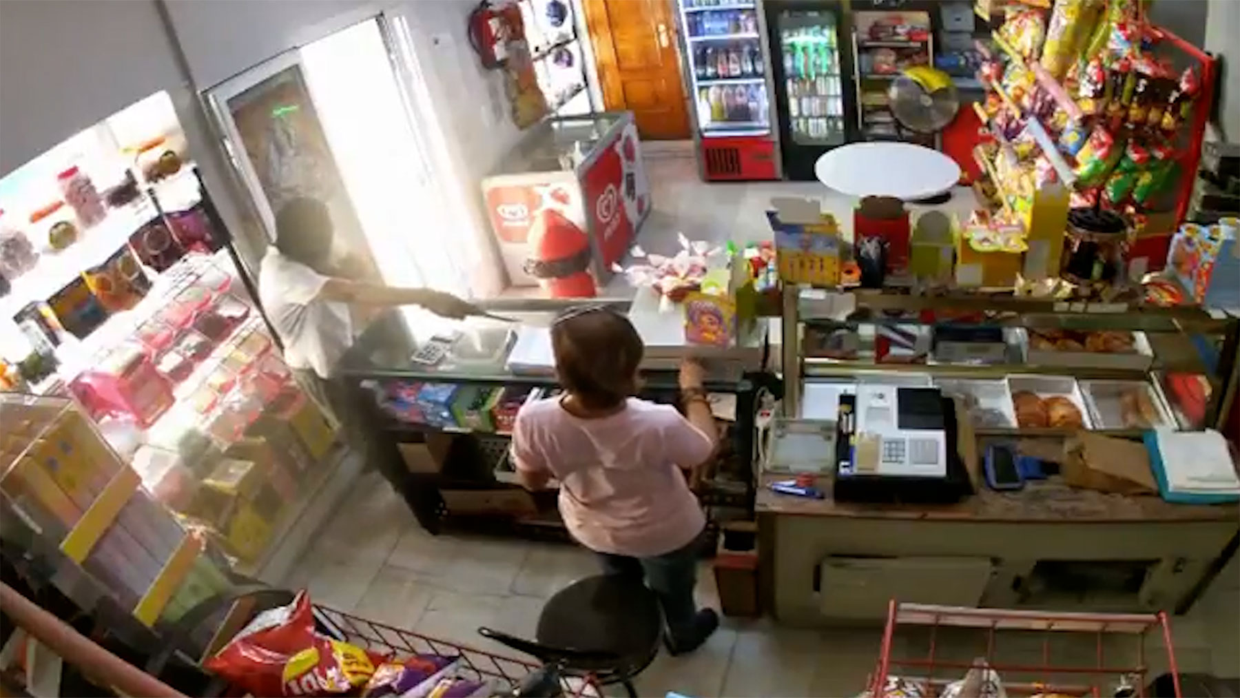 Un inmigrante atraca en Macael.