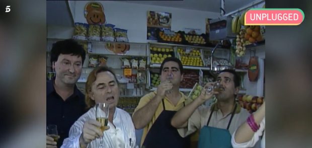 Leonardo Dantés, Tony Genil y Tamara inaugurando una frutería (Mediaset).