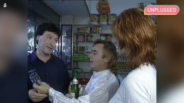 Leonardo Dantés, Tony Genil y Tamara (Yurena) discuten durante la inauguración de una frutería (Mediaset).