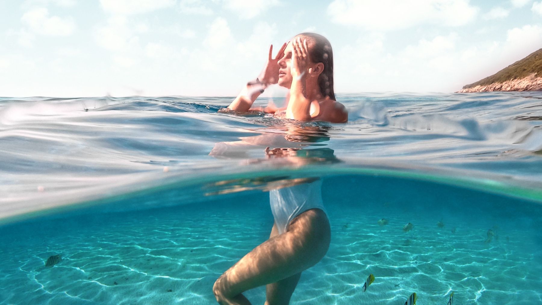Una mujer disfruta del verano.
