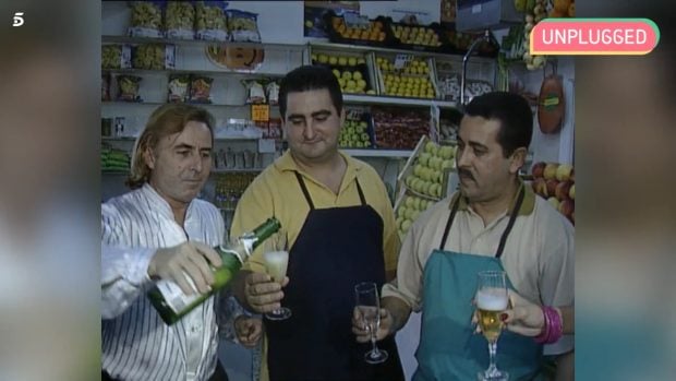 Leonardo Dantés, Tony Genil y Tamara inaugurando una frutería (Mediaset).