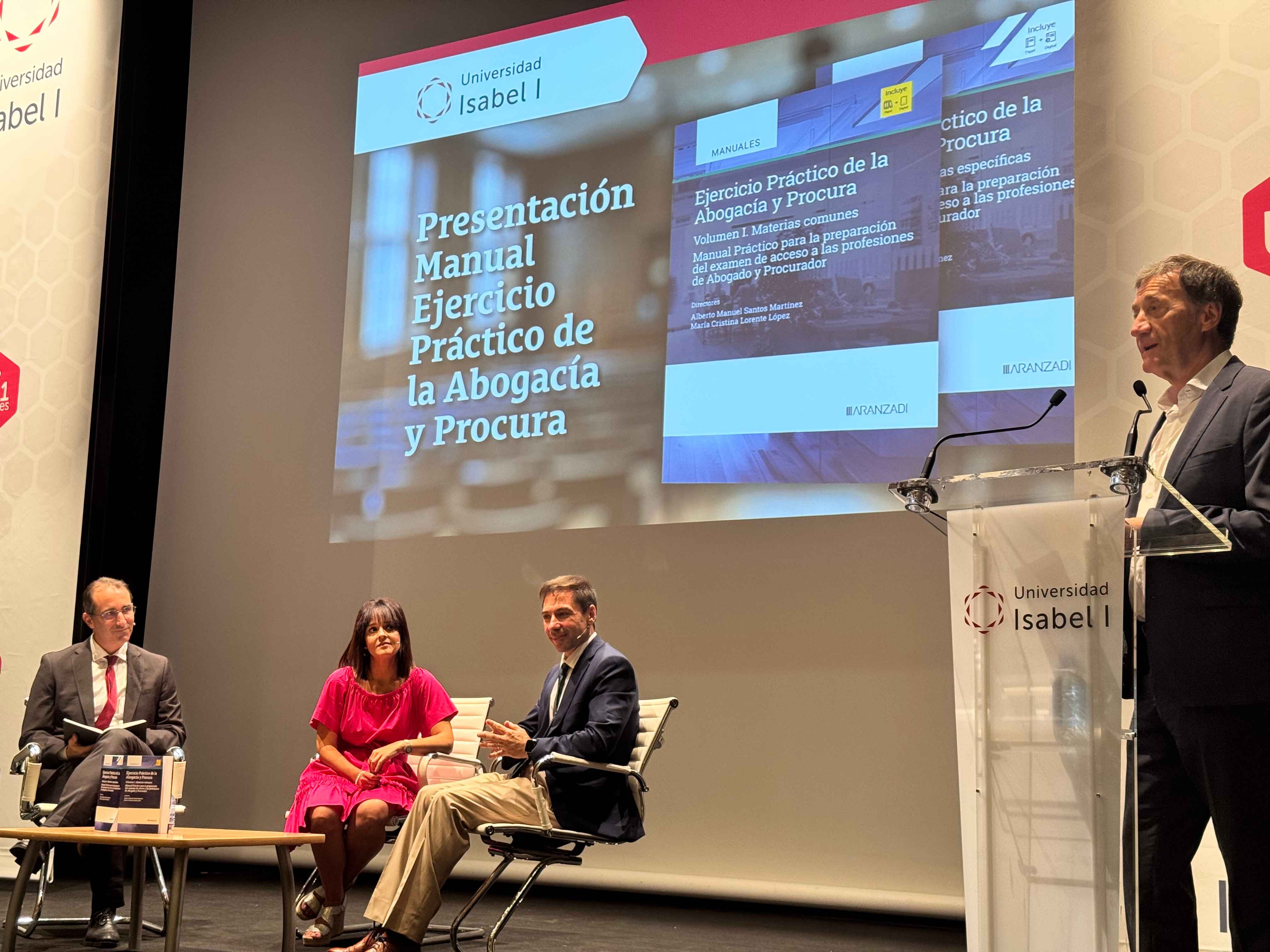 El rector, Alberto Gómez Barahona, en la presentación de la obra y de fondo José Manuel López Jiménez, María Cristina Lorente y Alberto Manuel Santos.