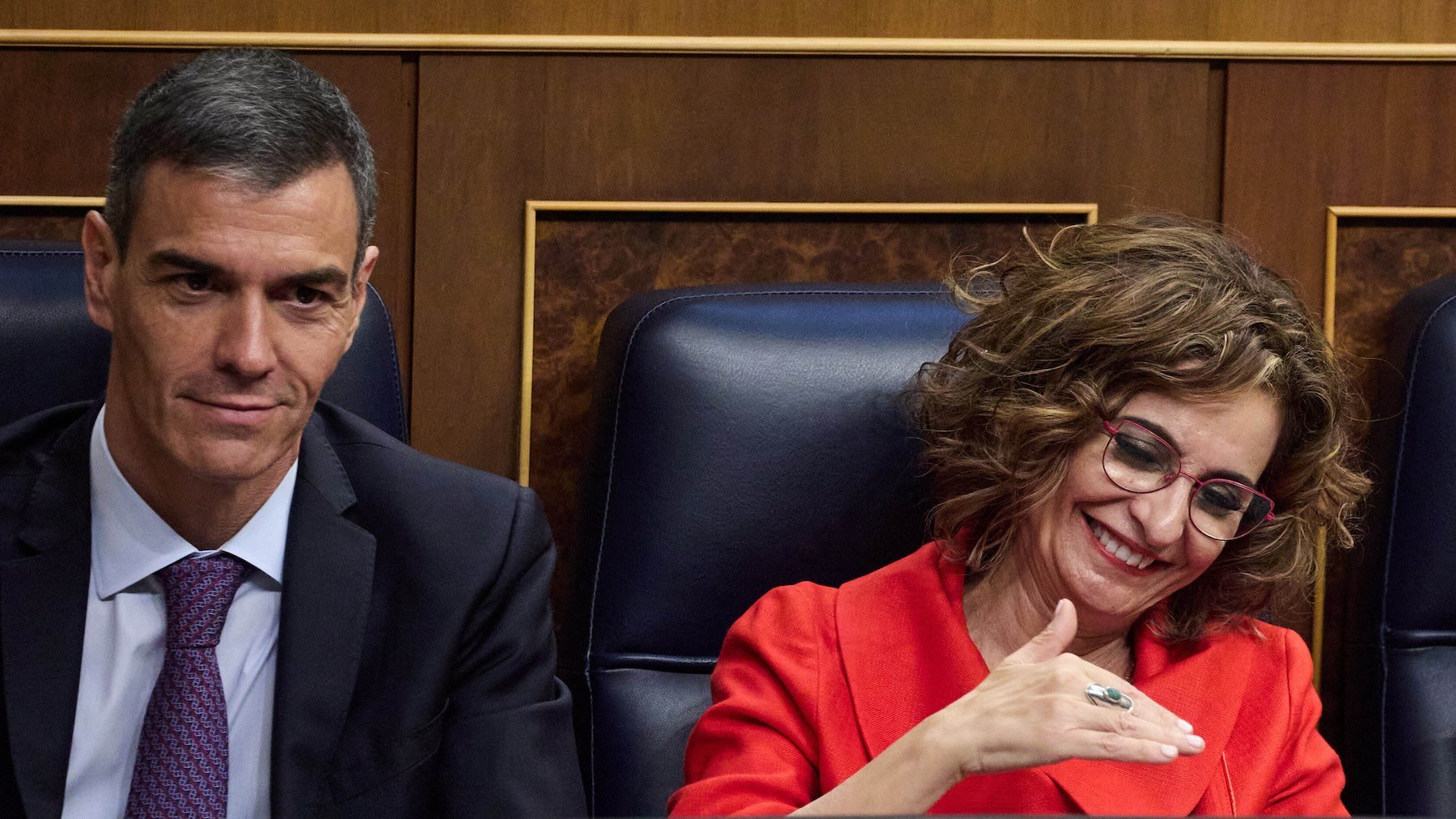 María Jesús Montero junto a Sánchez, en el Congreso. (Foto: EP)