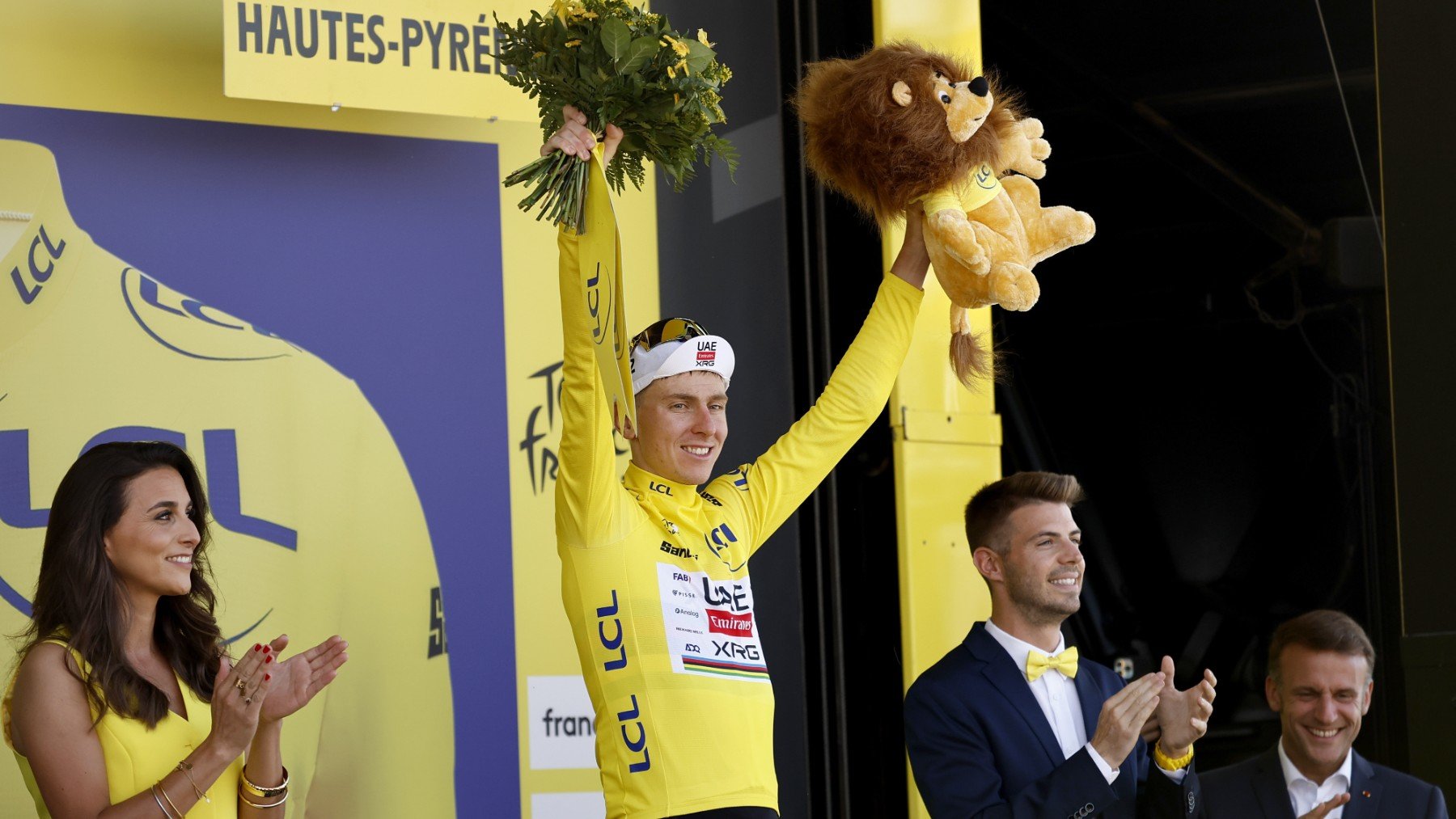 Tadej Pogacar luce el maillot amarillo en el podio del Tour de Francia. (EFE)