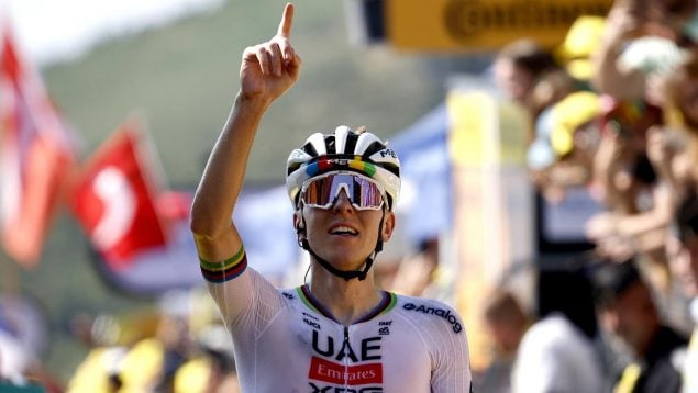 Tadej Pogacar celebrando una victoria en el Tour de Francia. (EFE)