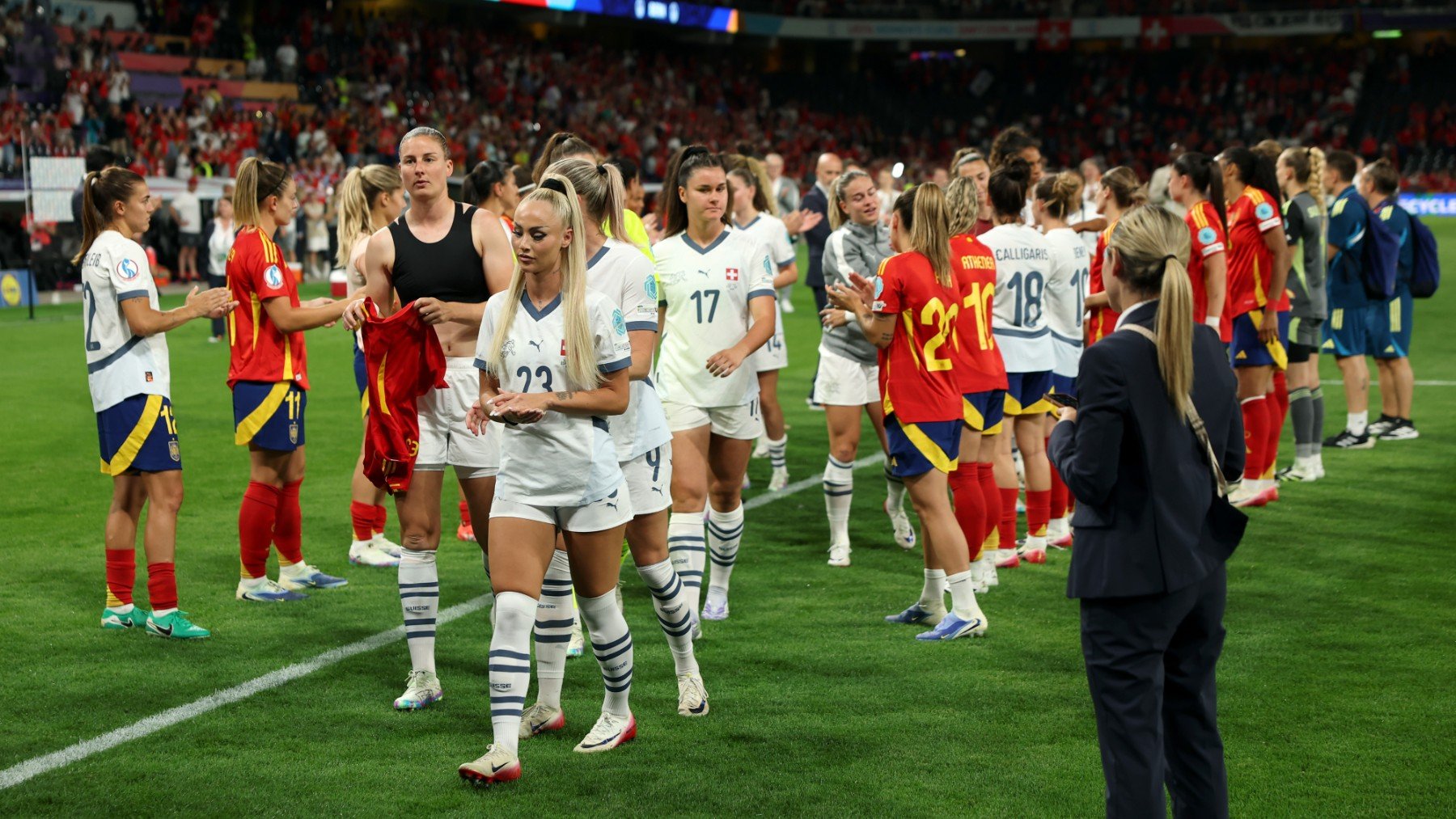 España le hace pasillo a Suiza tras eliminarla de la Eurocopa. (Getty)