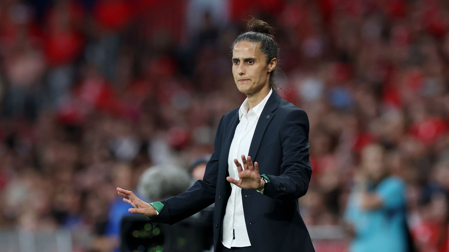 Montse Tomé, en el banquillo durante el España-Suiza. (Getty)