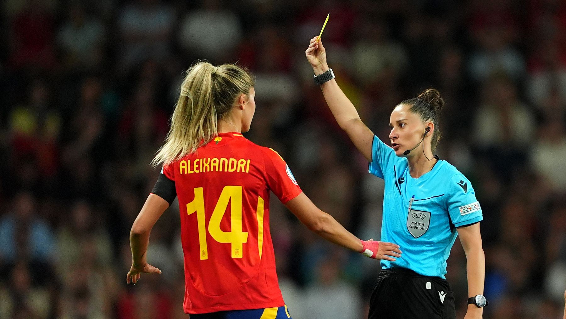 Laia Aleixandri ve la amarilla en el partido contra Portugal. (Getty)