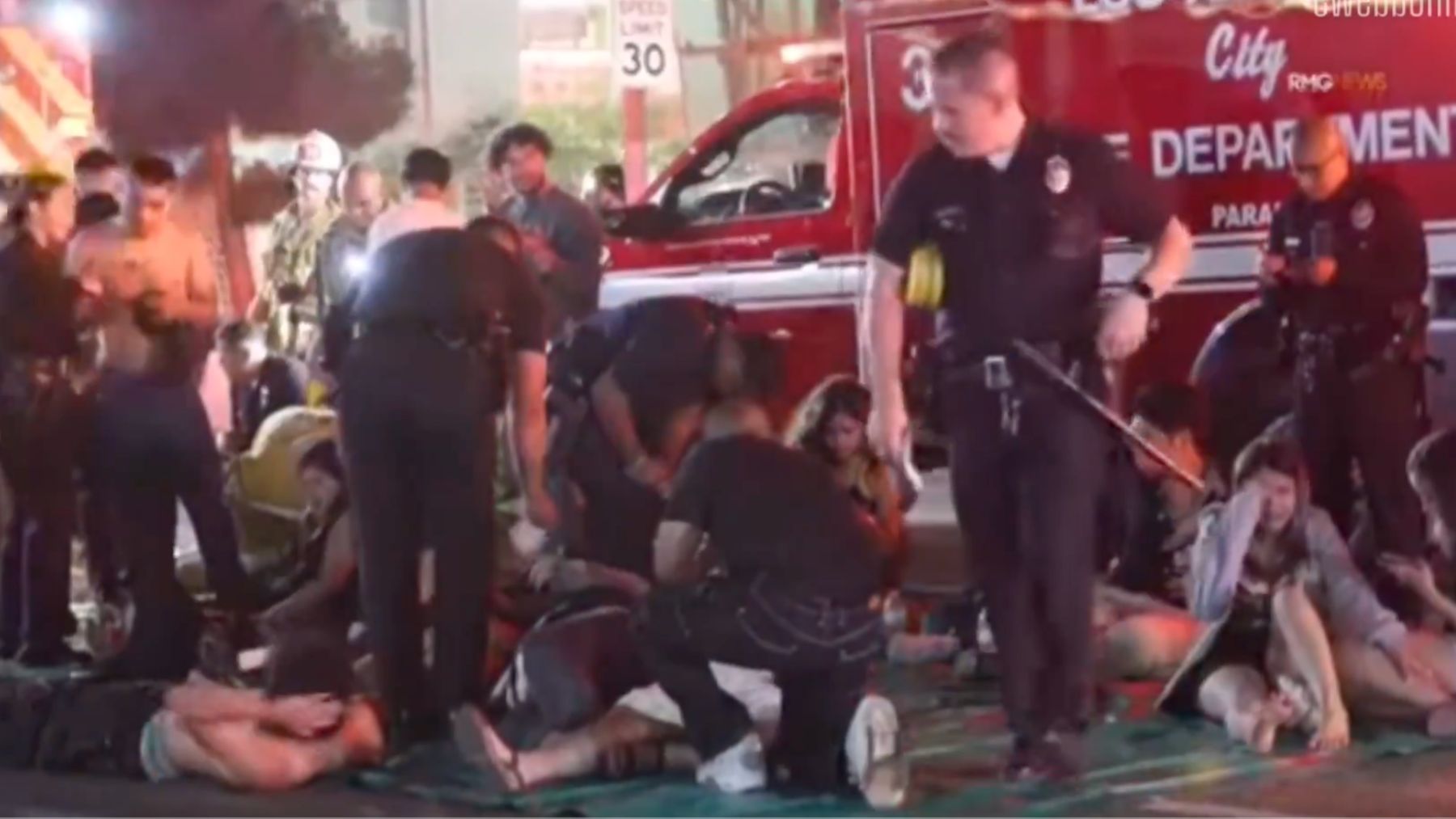 Policías atienden a heridos del atropello masivo en Los Ángeles.