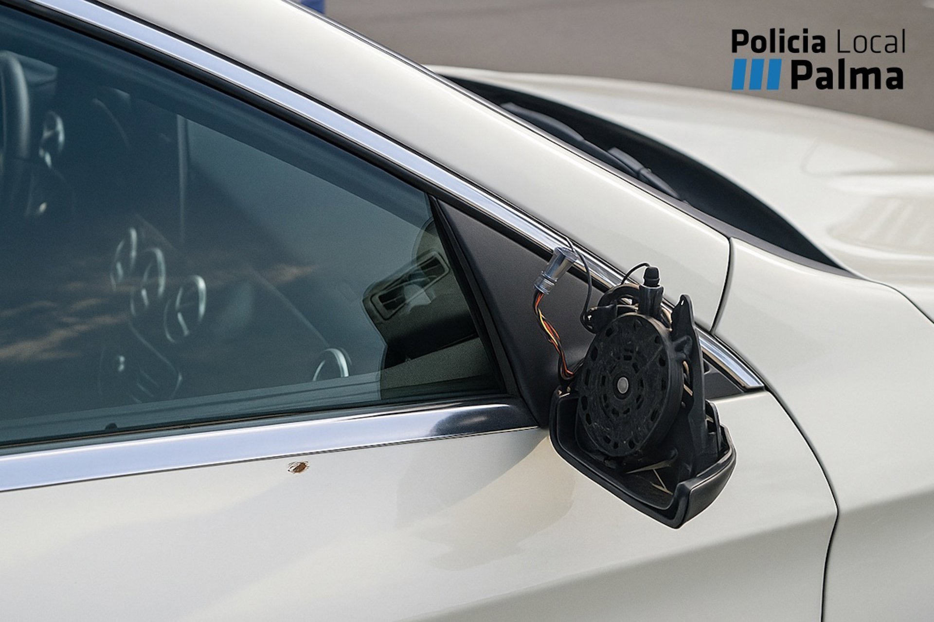 Estado del retrovisor del coche de la víctima. POLICÍA LOCAL PALMA