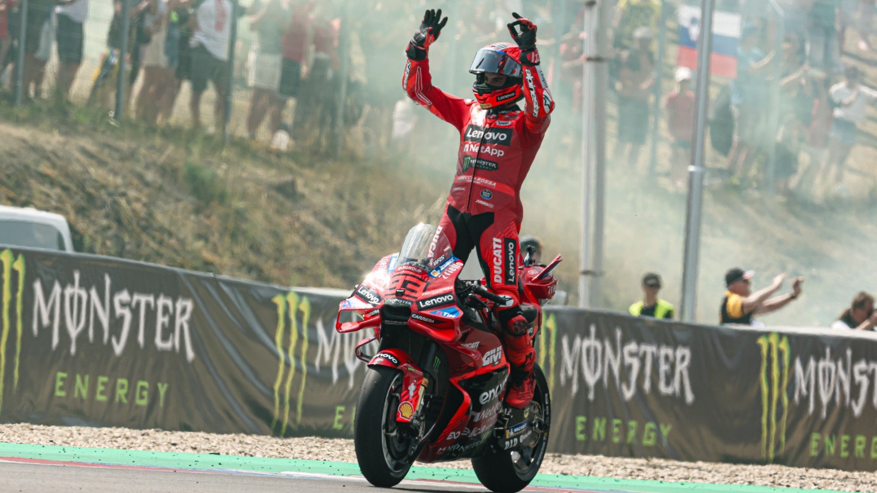 Marc Márquez saluda a los aficionados tras su victoria en el GP de República Checa de MotoGP. (Ducati Lenovo)