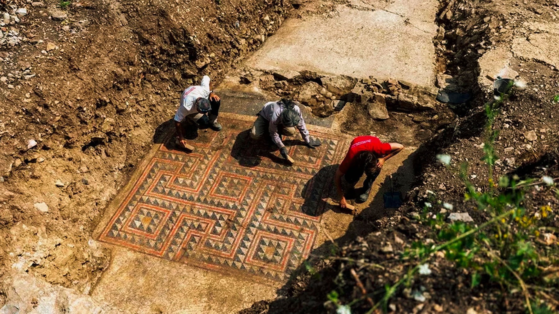 Arqueólogos develan la parte central del mosaico encontrado en Gard. Foto: INRAP.