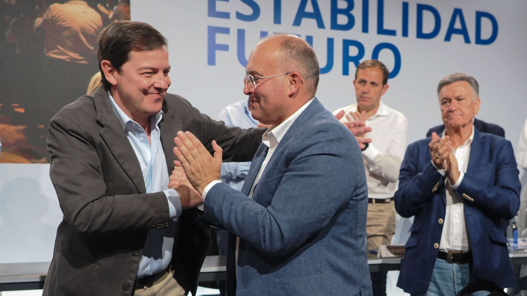 Alfonso Fernández Mañueco y Miguel Tellado. (EFE)