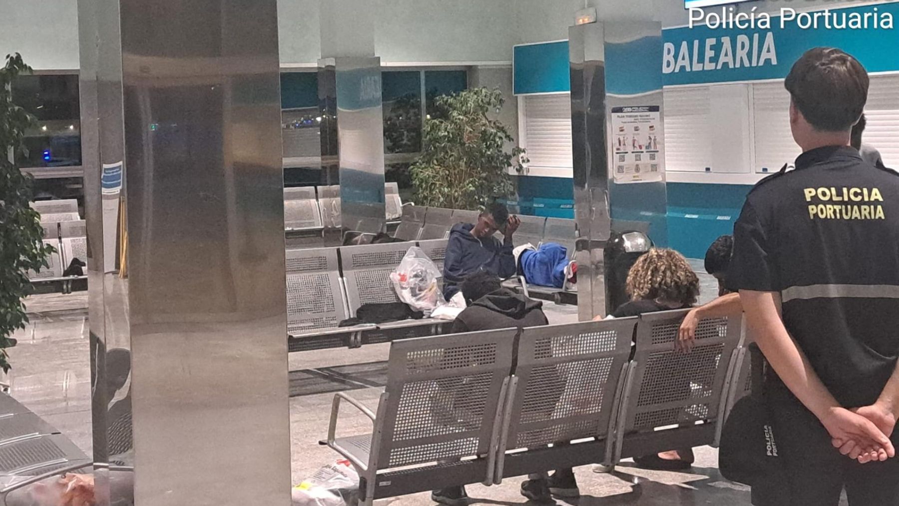 Espera de inmigrantes en el puerto en la madrugada del domingo al lunes.