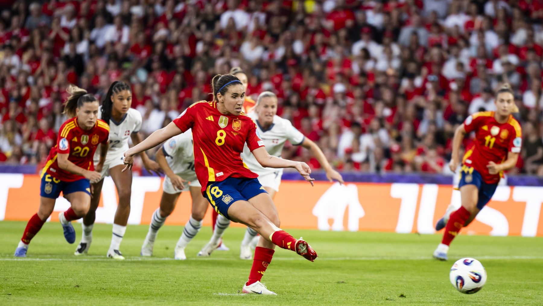 Mariona tira el penalti contra Suiza. (EFE)