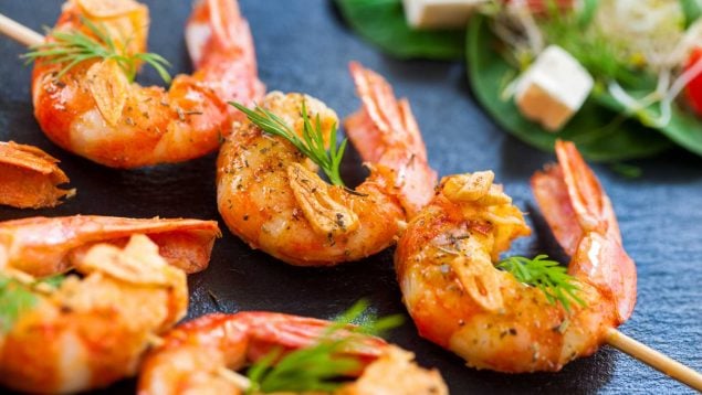 Brochetas de marisco