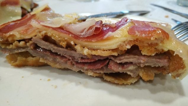 Restaurante de carretera con el mejor cachopo de Asturias, restaurantes de carretera asturianos, comer cachopo, cachopo asturiano, restaurante de carretera favorito camioneros.